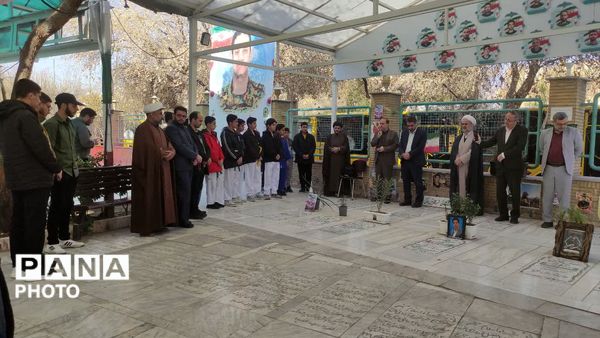 گلباران مزار شهدا به‌مناسبت آغاز هفته کانون‌های فرهنگی و تربیتی در قم