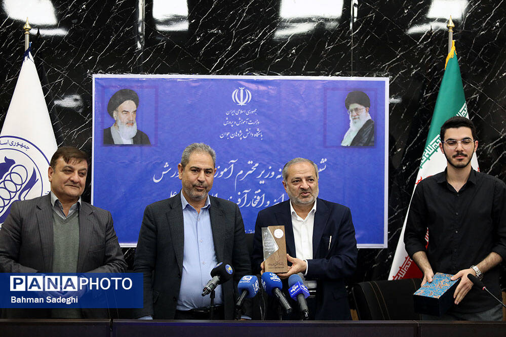 نشست صمیمی وزیر آموزش و پرورش با مدال آوران المپیادهای علمی