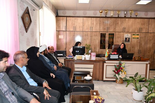 حضور امام جمعه، فرماندار و مدیر آموزش پرورش مه ولات در مدارس شهرستان