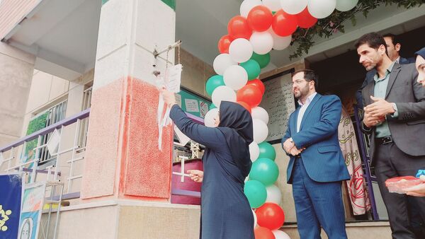 نواختن زنگ استکبارستیزی همزمان با برگزاری بیست و هفتمین دوره انتخابات شورای دانش‌آموزی در آموزشگاه فرزانگان ملارد