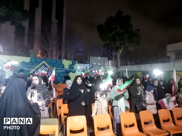 اجتماع بزرگ خانوادگی بر مدار ایران با حضور دانش آموزان ناحیه 3 مشهد