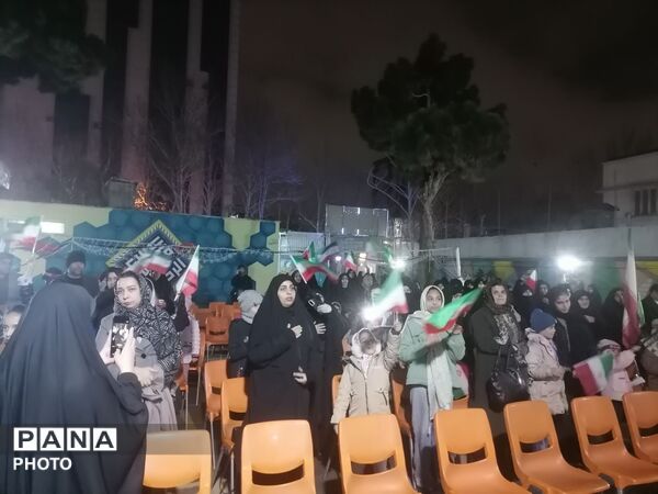 اجتماع بزرگ خانوادگی بر مدار ایران با حضور دانش آموزان ناحیه 3 مشهد