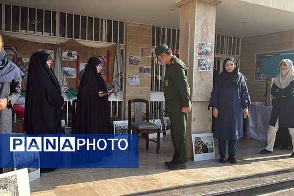 تقدیر از خانواده شهید خلبان علی بلورخانی در دبیرستان استعدادهای درخشان فرزانگان شهریار 