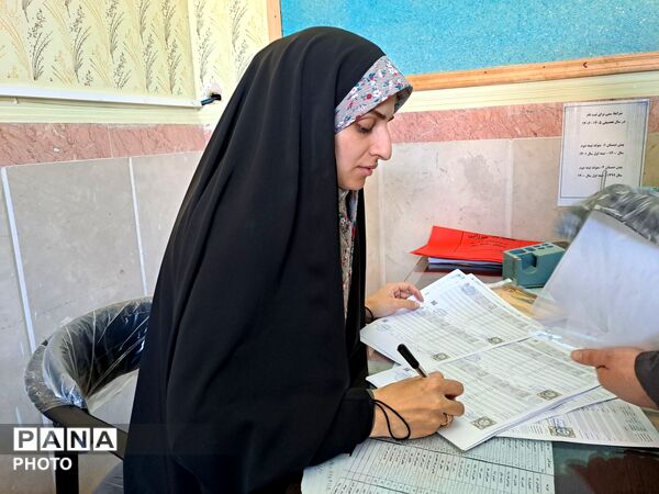 تحویل کارنامه دانش‌آموزان در مدرسه سید میرزایی