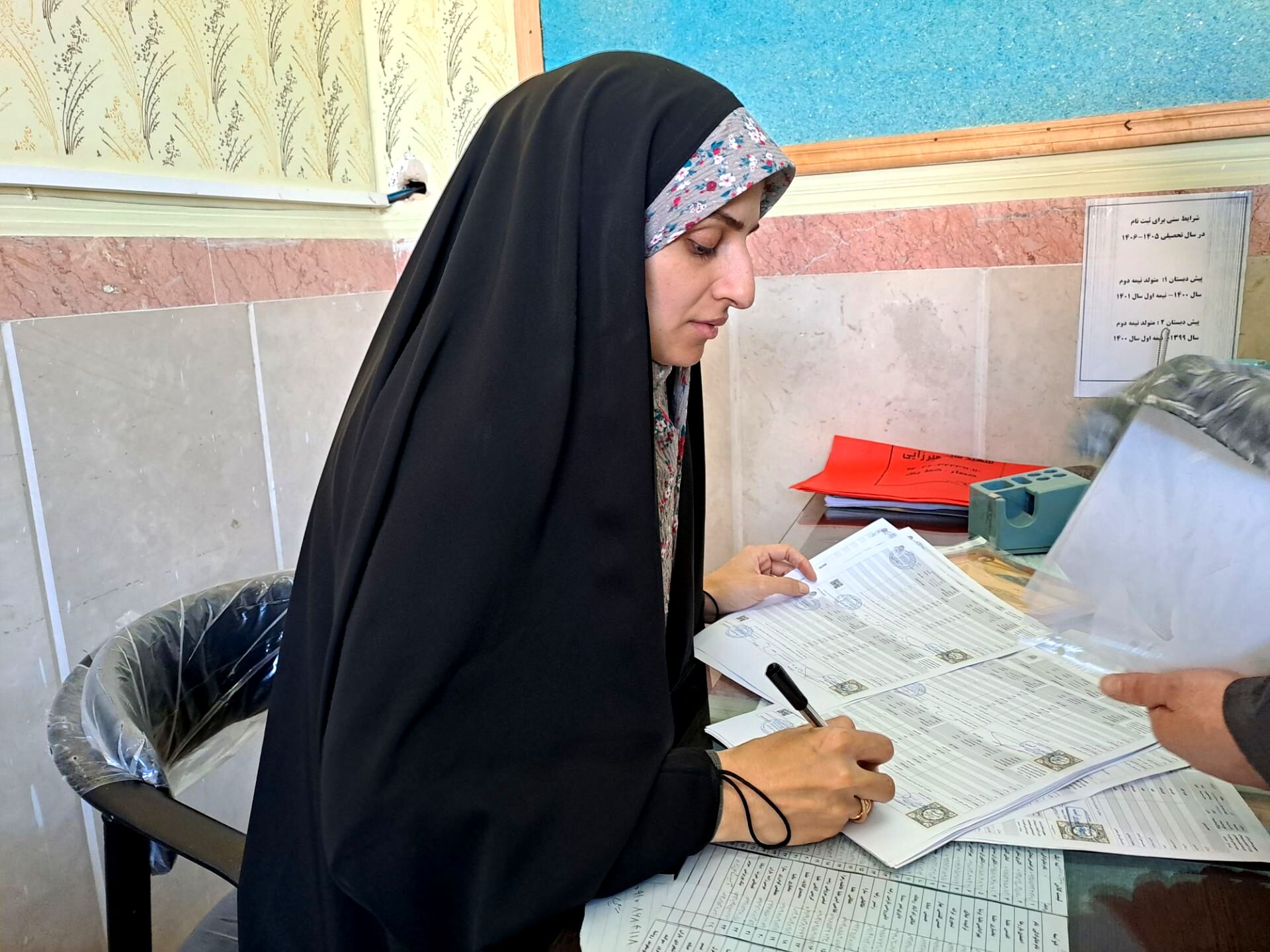 تحویل کارنامه دانش‌آموزان در مدرسه سید میرزایی