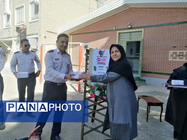 بزرگداشت روز آتش و ایمنی در دبیرستان کوثر فرهنگیان 