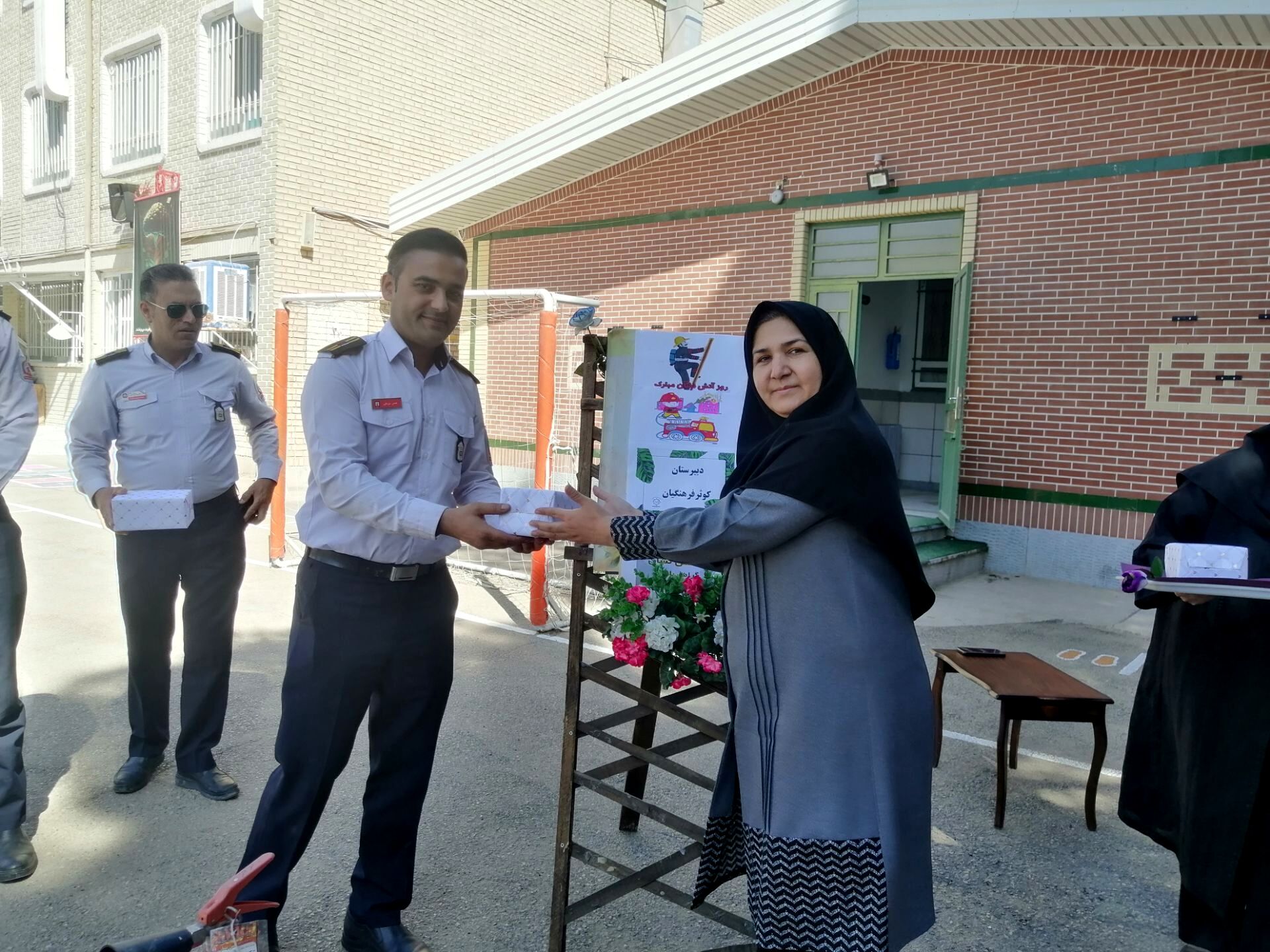 بزرگداشت روز آتش و ایمنی در دبیرستان کوثر فرهنگیان 