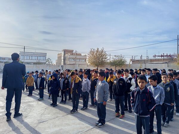 مراسم صبحگاهی در مدرسه پسرانه برادران ابراهیمی نیا