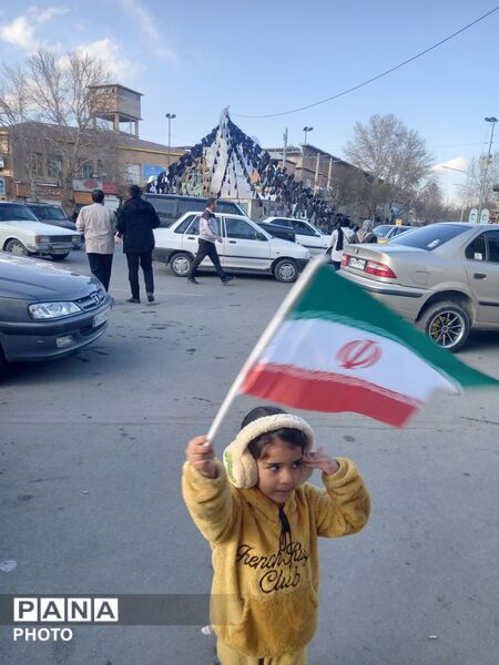 میدان انقلاب شهر سنندج، تجلی حضور خودجوش مردم در موکب شهدای فرهنگی سازمان دانش‌آموزی استان کردستان