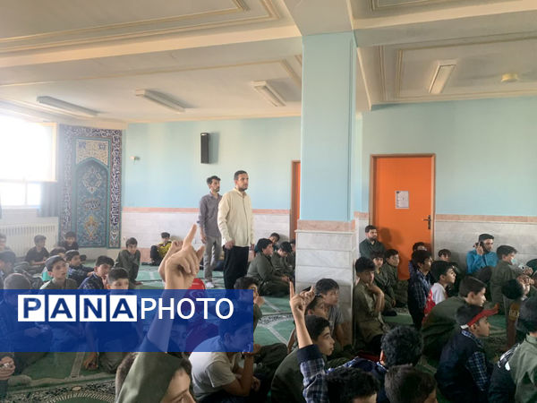 نشست صمیمی پلیس با دانش‌آموزان مدرسه شهدای غزه قم