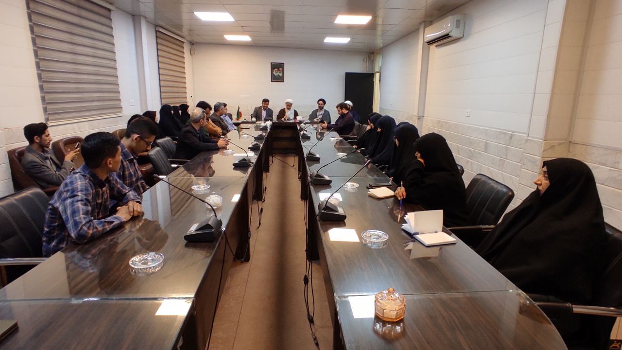 دیدار کادر آموزشی مدارس و دانش‌آموزان با امام جمعه شهرستان ساوه