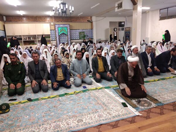 آیین نواخته شدن زنگ نماز در دبیرستان نجمه
