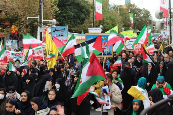 حضور دانش‌آموزان زنجانی در راهپیمایی روز ۱۳ آبان 