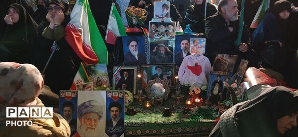 تجمع شهروندان در چهلم کودکان میناب کنار دیوارنگاره میدان انقلاب