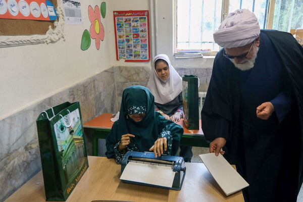 حضور تولیت آستان قدس رضوی در جمع دانش‌آموزان با آسیب بینایی مشهد