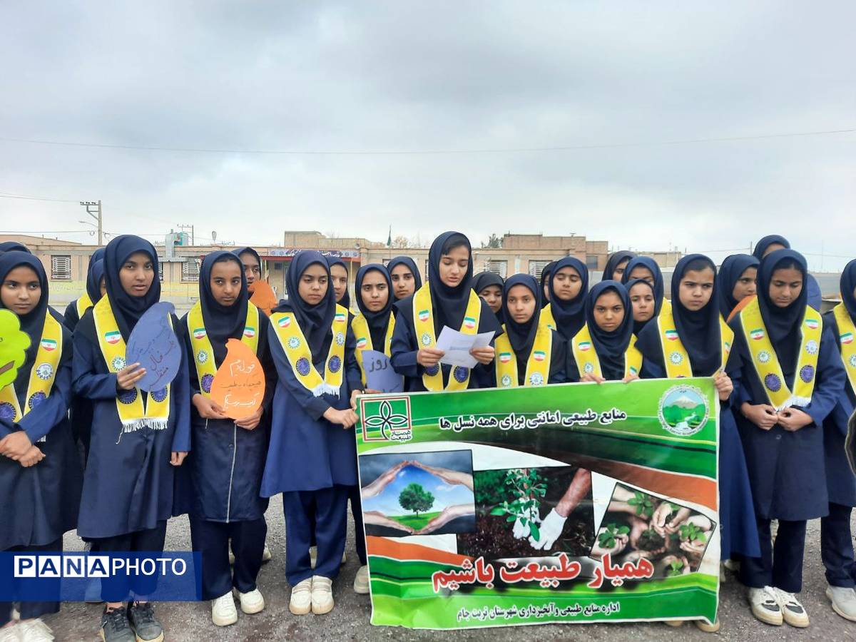 در هفته درختکاری دبیرستان دخترانه فدک تربت جام سرسبزتر شد
