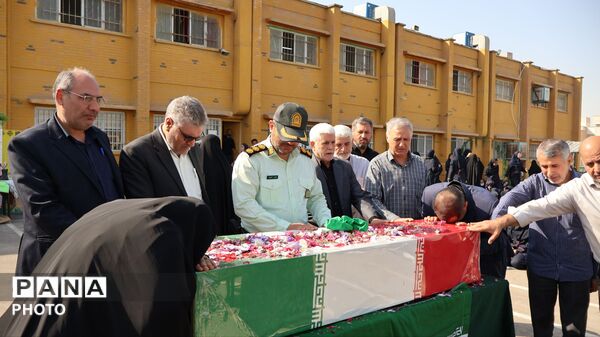 میزبانی دبیرستان دخترانه سعدی منطقه ۱۵ از شهید گمنام