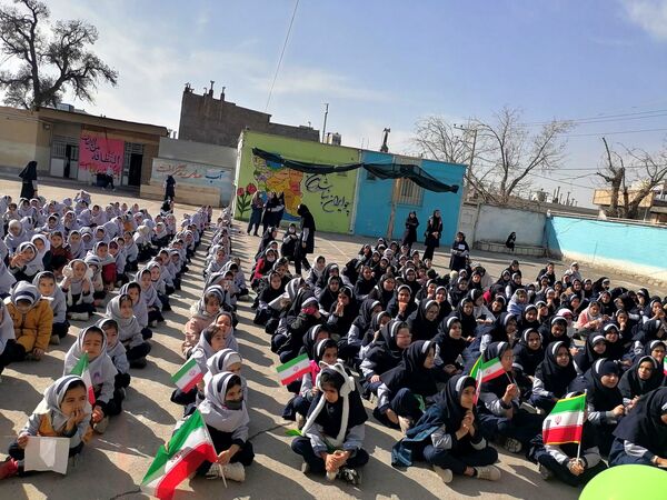  مراسم پیروزی انقلاب در مدرسه ناهید نخودی 