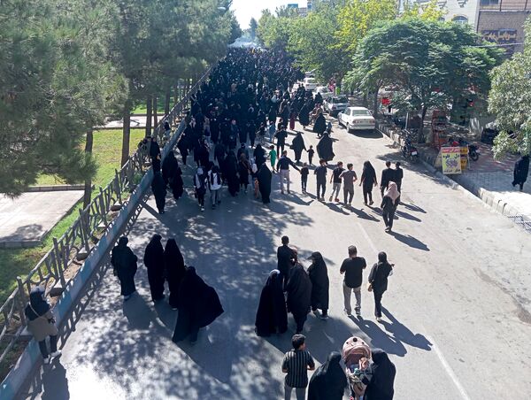 جاماندگان اربعین حسینی در  راهپیمایی حرم تا حرم نیشابور 