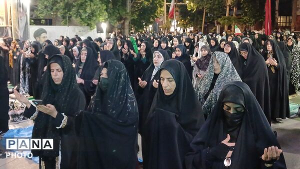 در تجمع شبانه مردم خرم‌ آباد در میدان امام، نماز استغاثه اقامه شد