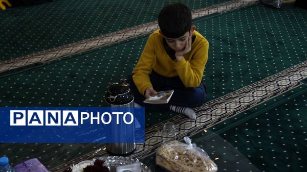 محفل قرآنی خانوادگی و افطاری ساده در مصلی خاتم‌الانبیا زنجان