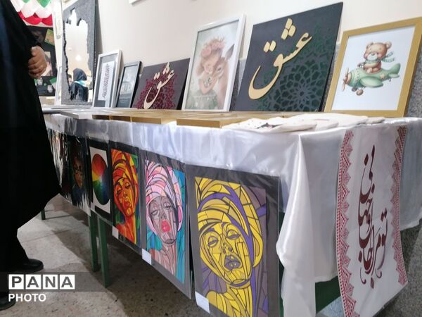 افتتاح نمایشگاه دست سازه‌های هنری در هفته مشاغل