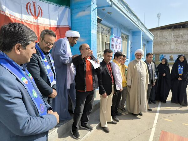 رونمایی از کتاب «روحانی که روحانی نیست» در دبیرستان باقریه