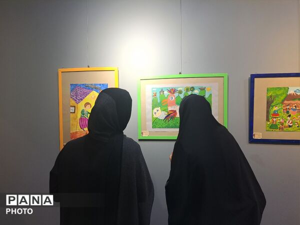 نمایشگاه آثار هنری اعضای کانون پرورش فکری کودکان و نوجوانان قم در مجموعه کتاب سرو