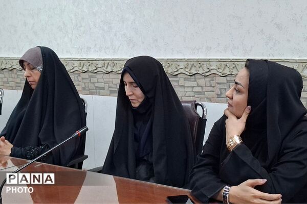 تجلیل از مدیران منتخب برگزارکننده دوره کوتاه‌مدت دوزبانه و مربیان مناطق کم برخوردار