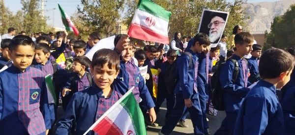 حضور نسل فهمیده ها در راهپیمایی 13 آبان 