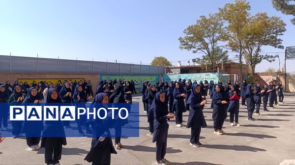 تقدیر از برگزیدگان مسابقات قرآن، عترت و نماز در دبیرستان حضرت سکینه 