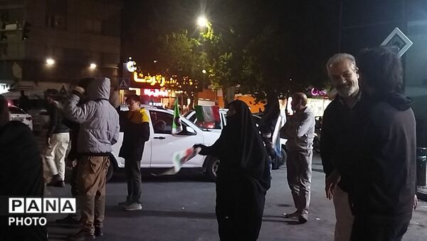 بخشی از اجتماع مردم مشهد در میدان بسیج 