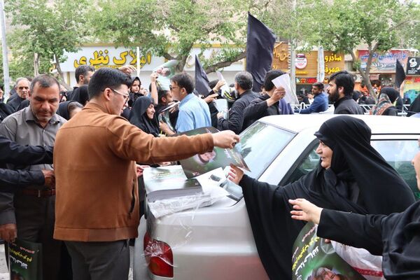 سیل خروشان زائران و مجاوران رضوی در مراسم تشییع پیکر شهدای خدمت