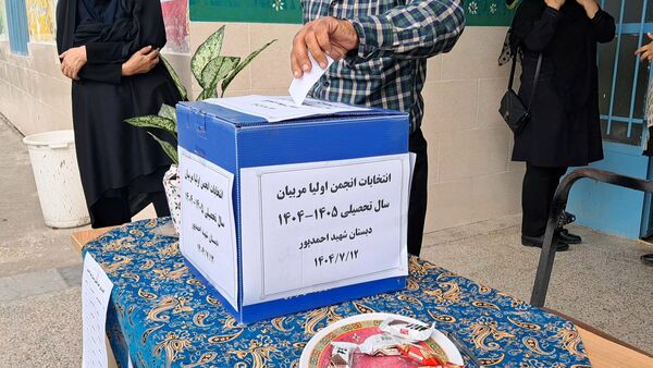 جلسه انتخابات انجمن اولیا و مربیان در دبستان شهید احمدپور قائمشهر