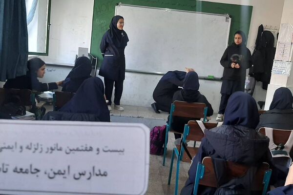 بیست و هفتمین مانور سراسری زلزله و ایمنی در دبیرستان دخترانه فرزانگان شهرقدس با شعار  مدرسه ایمن‌، جامعه تاب آور 