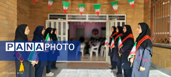 نواختن زنگ انقلاب و گرامیداشت دهه فجر انقلاب اسلامی در دبیرستان شاهد بنت الهدی تویسرکان
