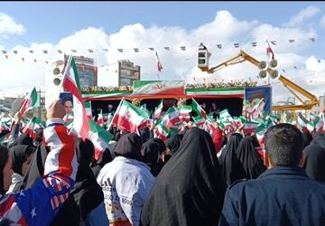 مردم شهرستان ایلام در راهپیمائی ۲۲بهمن حضوری گسترده داشتند 