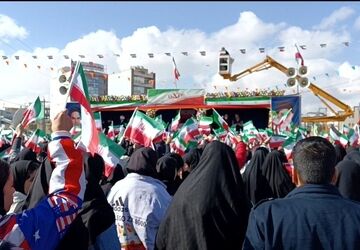 مردم شهرستان ایلام در راهپیمائی ۲۲بهمن حضوری گسترده داشتند 