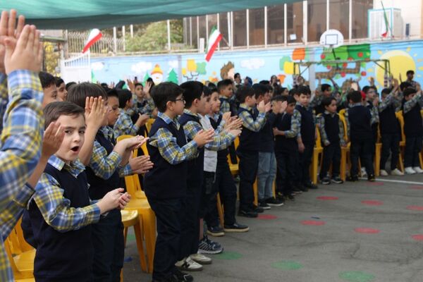 جشن شکوفه‌ها در دبستان منوچهر رزاقی ناحیه۳ مشهد