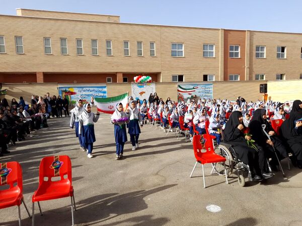 آیین نواخته شدن زنگ مهر در مدرسه شهدای بار فروش با حضور مسئولان استان و شهرستان کاشان