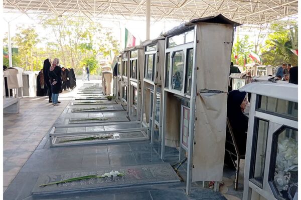 گلباران قبور مطهر شهدا به مناسبت هفته دفاع مقدس در شهرستان زرقان