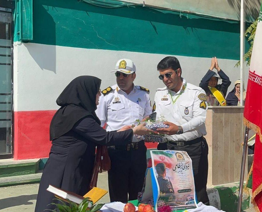 گرامیداشت هفته نیروی انتظامی در دبیرستان آیین‌اسلام ۱