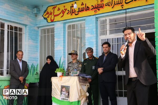 اولین قدم‌های مهرانه فرزندان شهید محمدمهدی علمداری در قاب بدرقه مسئولان شهرستانی