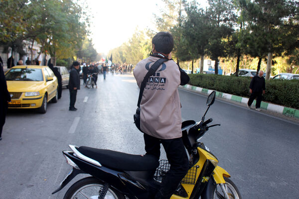 جلوه‌هایی از حضور نوجوانان در مراسم تشییع و خاکسپاری شهدای گمنام