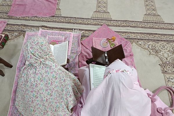  مراسم اعتکاف یک روزه در دبستان شهید غیوری شهرری