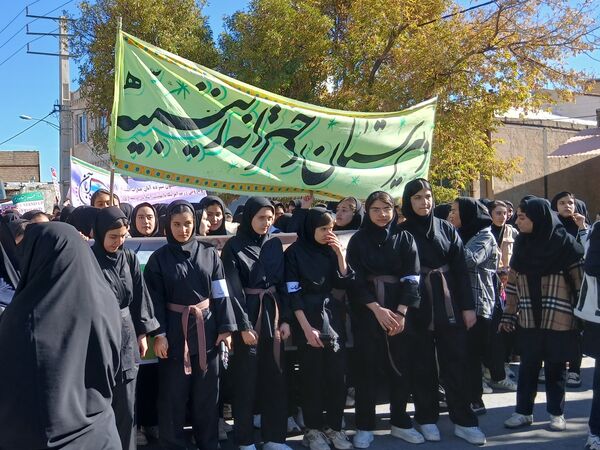 حضور پرشور فرهنگیان و دانش‌آموزان چاراویماق در یوم‌الله  ۱۳ آبان