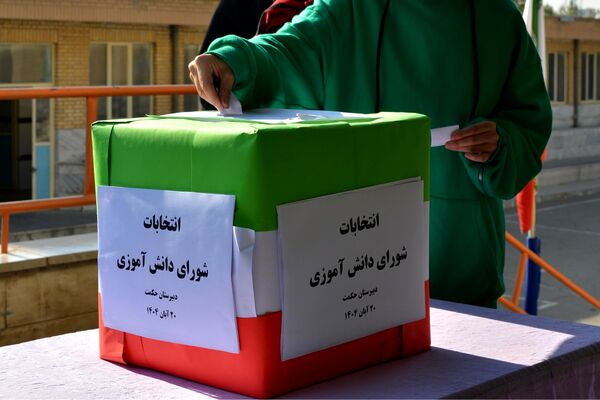تجربه تمرین دموکراسی دانش‌آموزان مدرسه حکمت در انتخابات شورای دانش‌آموزی
