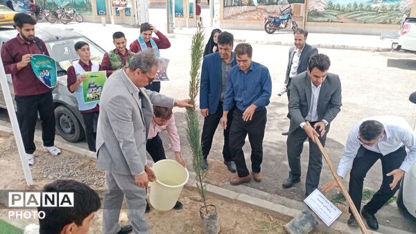 مسئولین اداره آموزش و پرورش کاشمر دو نهال بر زمین نهادند