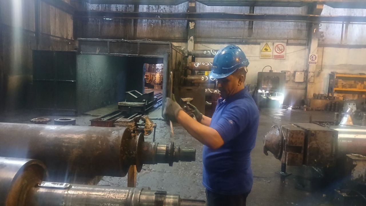 کارگر کسی است که ایده ها را به واقعیت تبدیل می کند 
