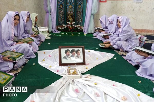 نماز جماعت و محفل انس با قرآن در دبستان شهید آقچه لو رباط کریم 